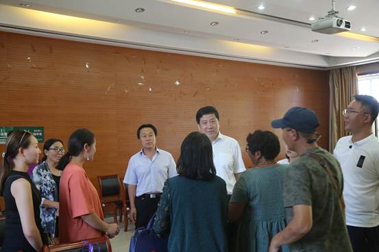 公司副董事长、必赢bwin线路检测中心经理额尔很巴雅尔教授在报到现场和家长亲切交流